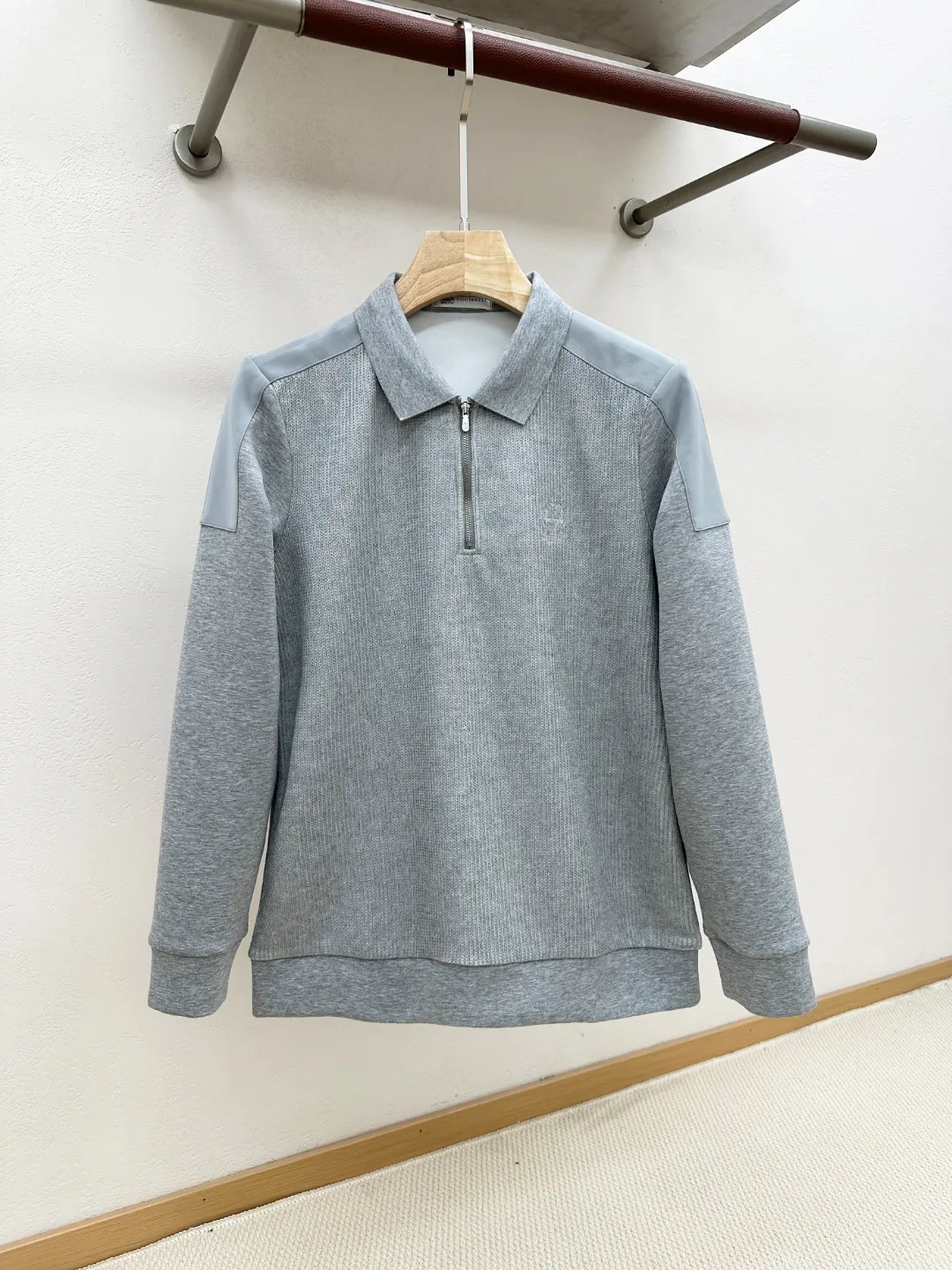 [New product] Hong Kong foreign company channel goods, pure quality, new product in early autumn 2026, original factory OEM product, high-looking star item! Brun*llo Cuci*elli family men's fashion style air cotton splicing knitted stand collar casual hooded sweatshirt jacket! Italian customers provide top-notch custom-made garment fabrics, heavyweight high-density air layer pure cotton material, with powerful functional properties, extremely delicate and comfortable touch, excellent breathability and hygroscopicity, spliced ​​knitted fabrics, clean upper body, lightweight and no burden! Versatile's color scheme is light and familiar, suitable for various daily outfits. The compatibility is extremely high, and it can handle a variety of occasions. It can perform very well in street leisure, outdoor sports, etc. There is no age limit, and it can be worn both inside and outside! It's something you can meet but can't ask for! Color: Black Gray Size: M L XXL size: Shoulder width 44cm - Bust size 110cm - Clothes length 73cm - Sleeve length 67cm 3XL size: Shoulder width 45cm - Bust size 114cm - Clothes length 75cm - Sleeve length 68cm